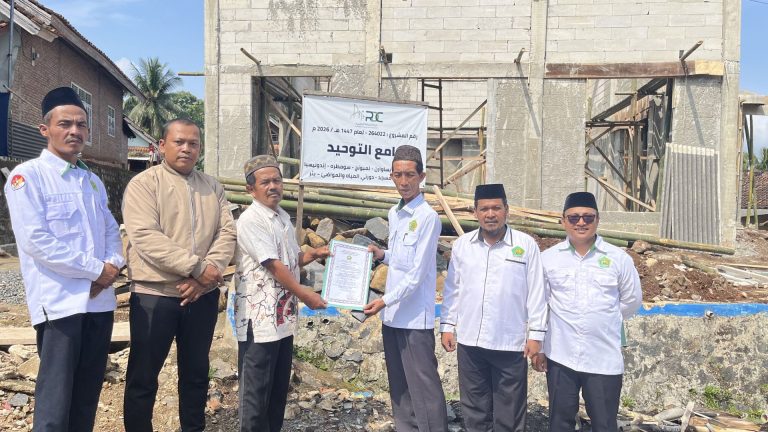 KUA Kedondong Serahkan Sertifikat Pengukuran Arah Kiblat di Masjid Jami’ut Tauhid Bangun Sari